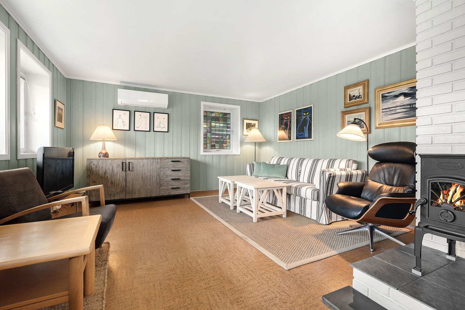 Stuen har også en vedovn som varmer godt på kalde dager. Galleribilde