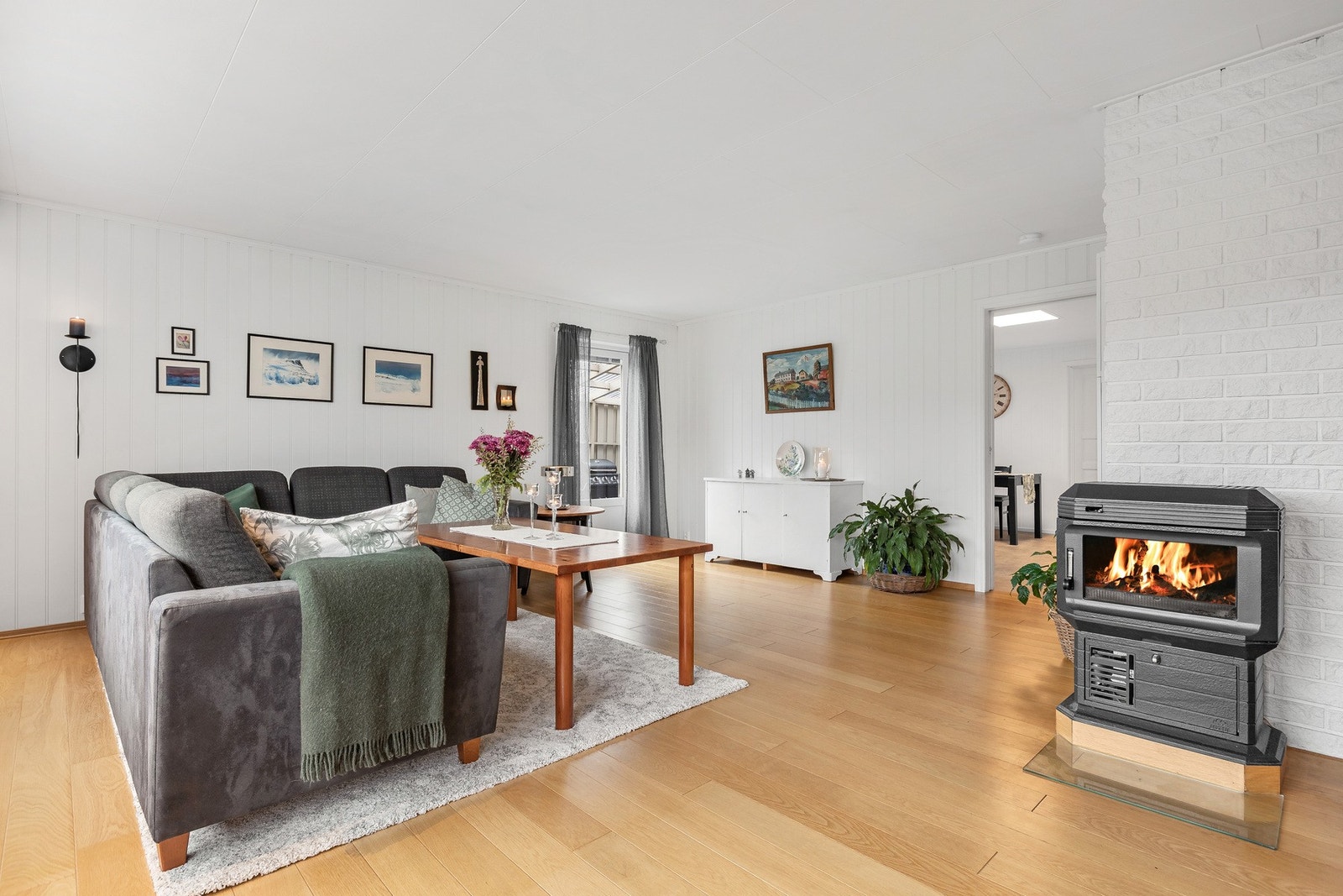 Stuen er romslig og har god plass til både sofagruppe og spisestuemøblement. Galleribilde