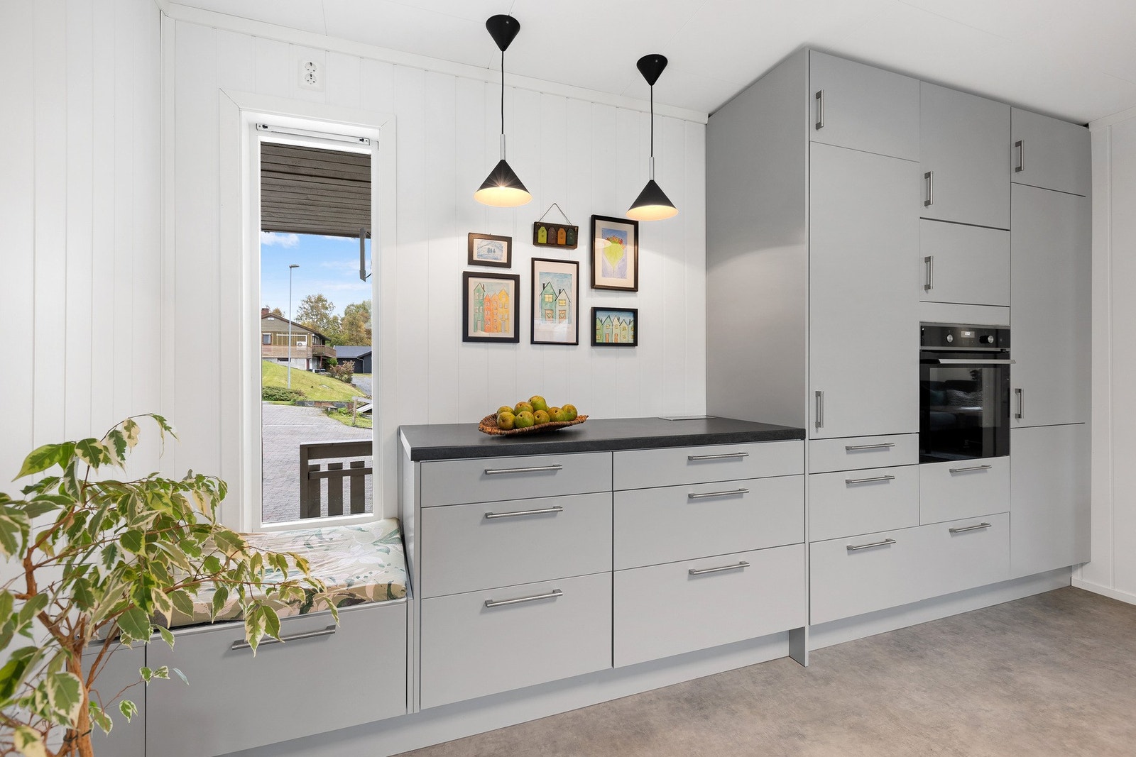 Det er godt med skap og benkeplass på dette kjøkkenet. Galleribilde