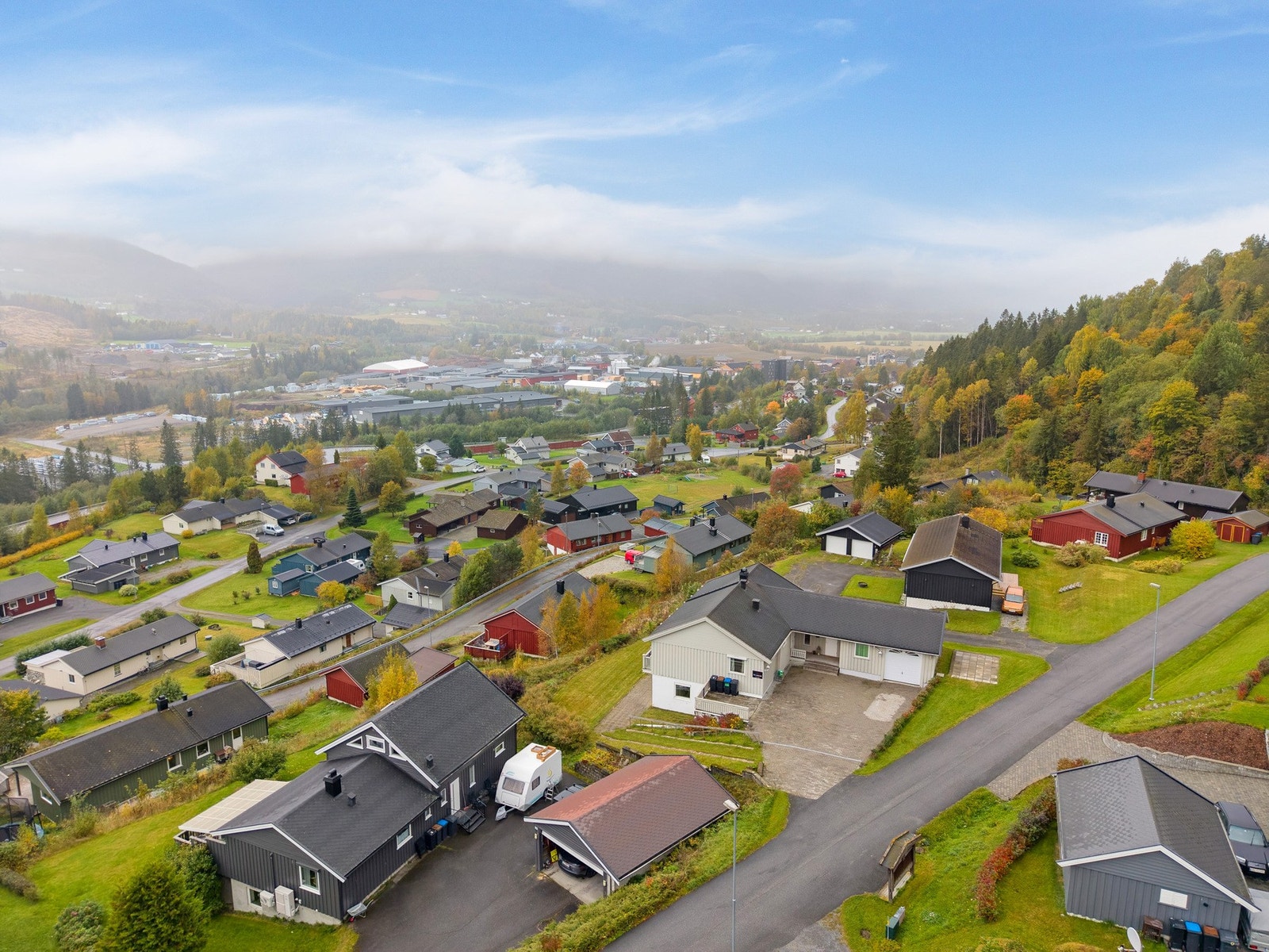 Attraktiv og usjenert beliggenhet øverst i et veletablert og rolig boligområde rett ovenfor Segalstad Bru. Galleribilde