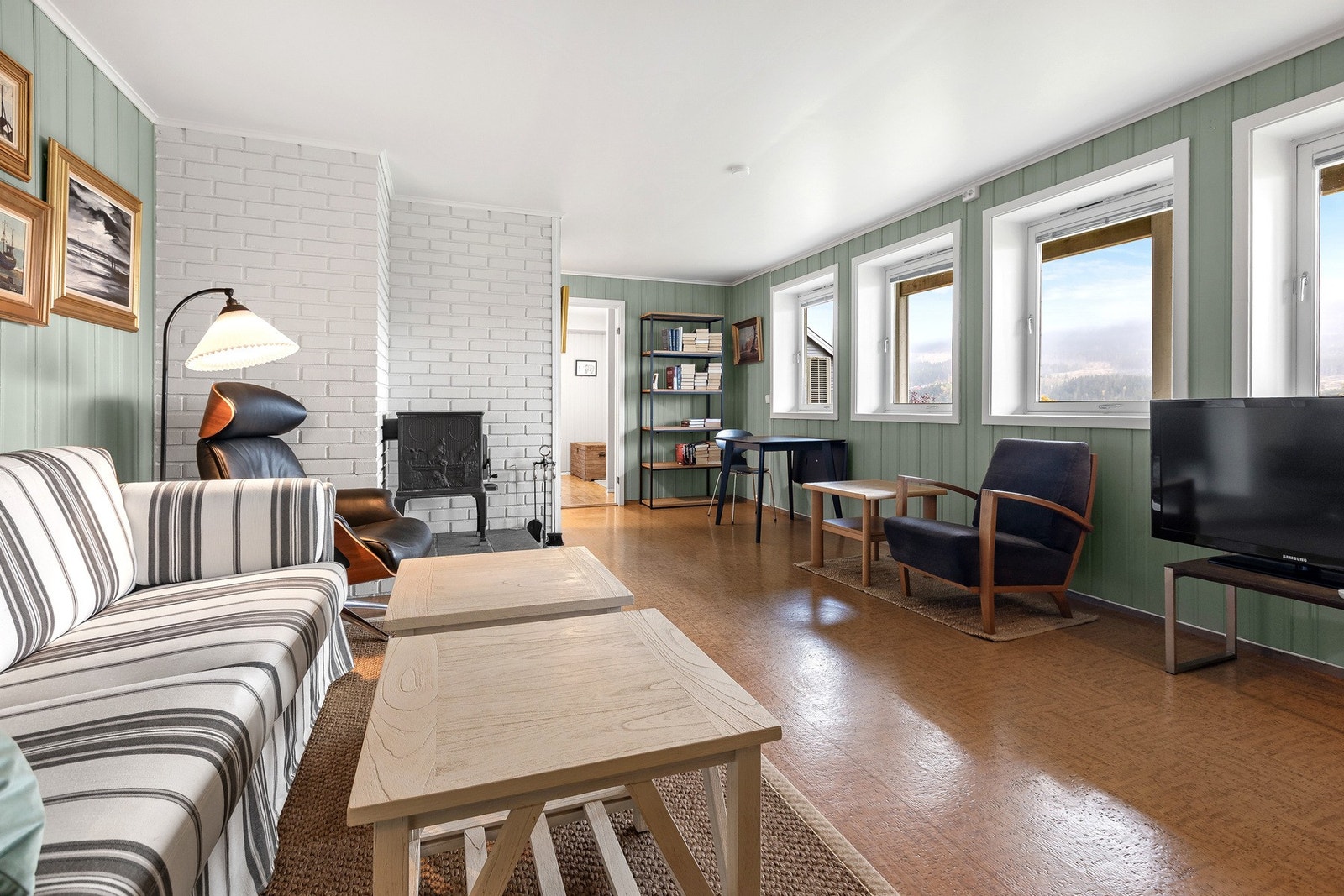 Utleieenheten i underetasjen har en koselig stue med store vindusflater. Galleribilde