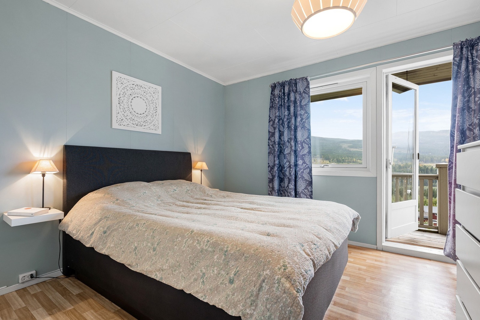 Det er to soverom i hovedplanet, her fra hovedsoverom med dør ut til verandaen. Galleribilde