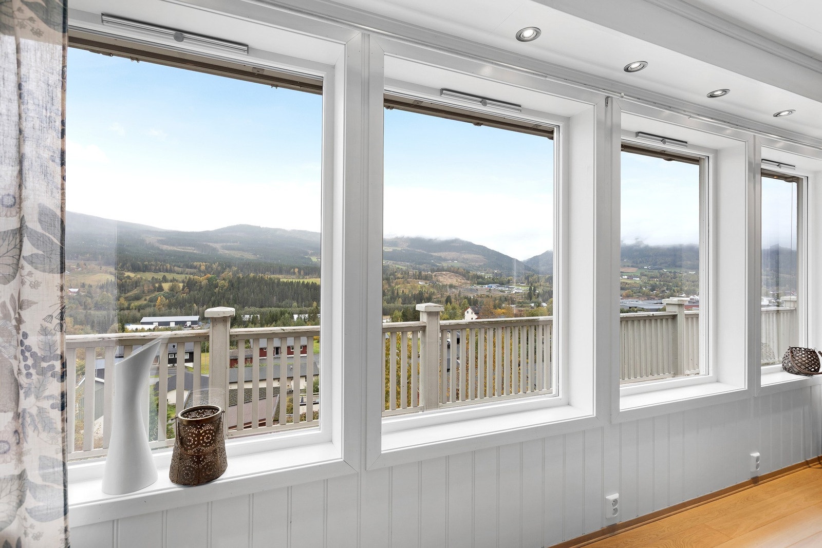 De store vindusflatene slipper inn rikelig med dagslys og gir flott utsikt. Galleribilde