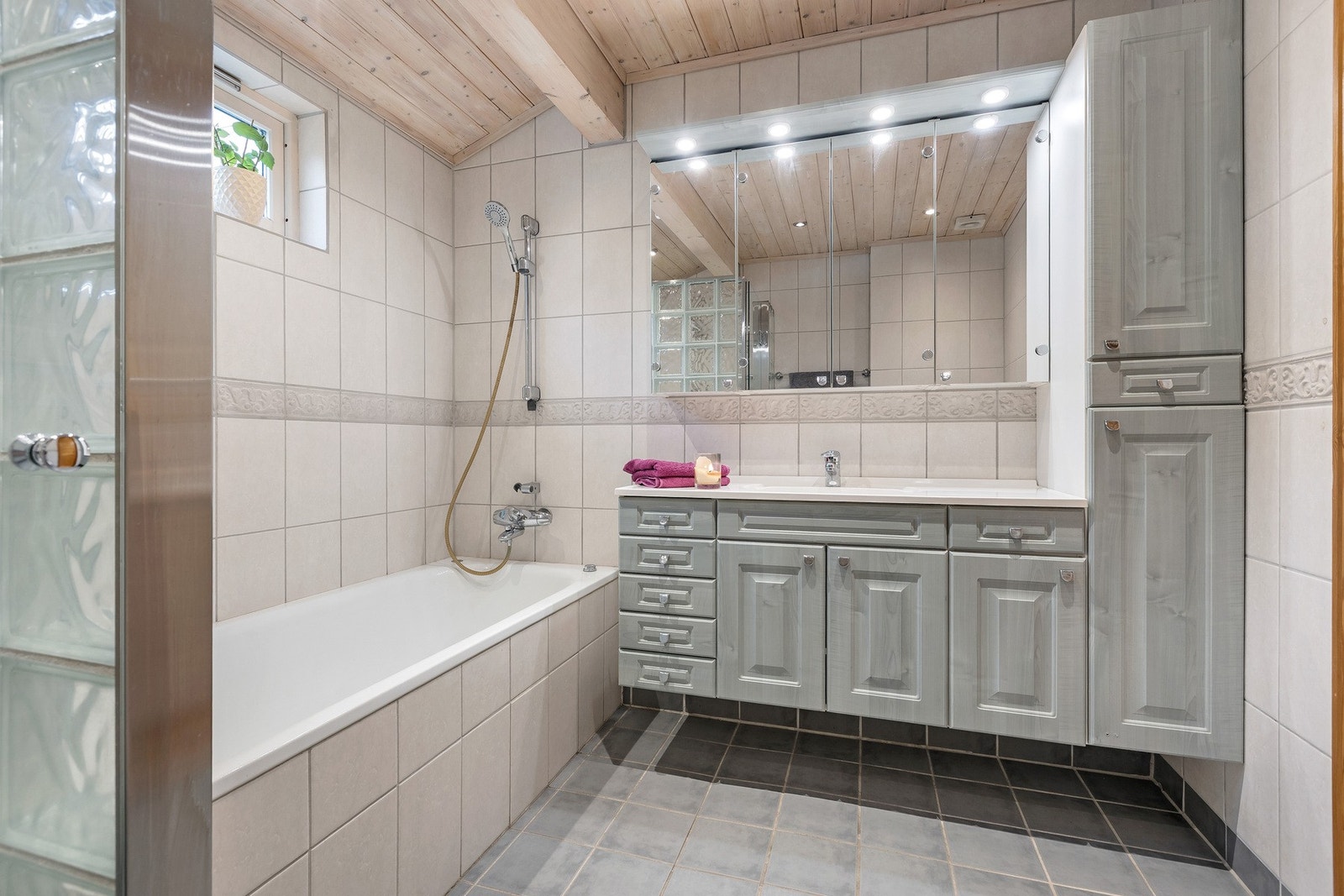 Romslig servantskap på 120 cm med profilerte fronter, baderomsinnredning bestående av både skuffer og skap - samt et høyskap. Galleribilde