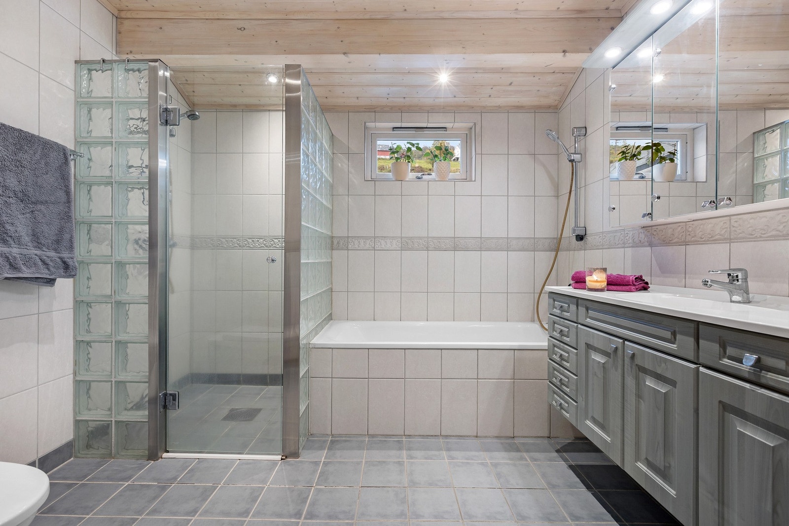 Badet i 1. etasje fremstår som pent og funksjonelt, og er innredet med en stilfull og praktisk løsning. Galleribilde