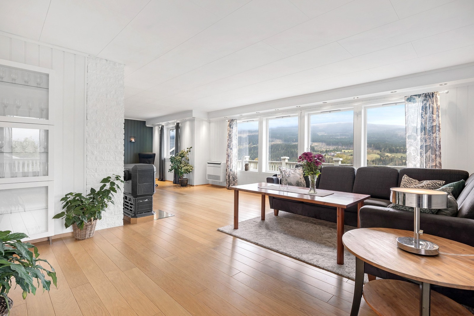 Boligen har gjennomgående lyse overflater. Galleribilde