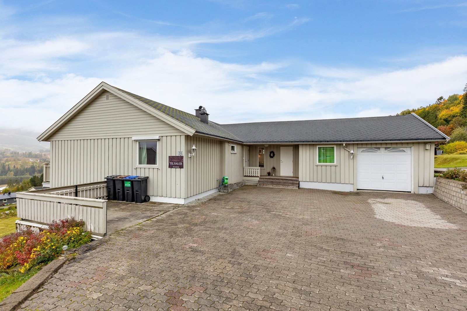 Eiendommen har god adkomst med steinlagt gårdsplass og parkering foran huset.
Foto: Tor Jensbakken Galleribilde
