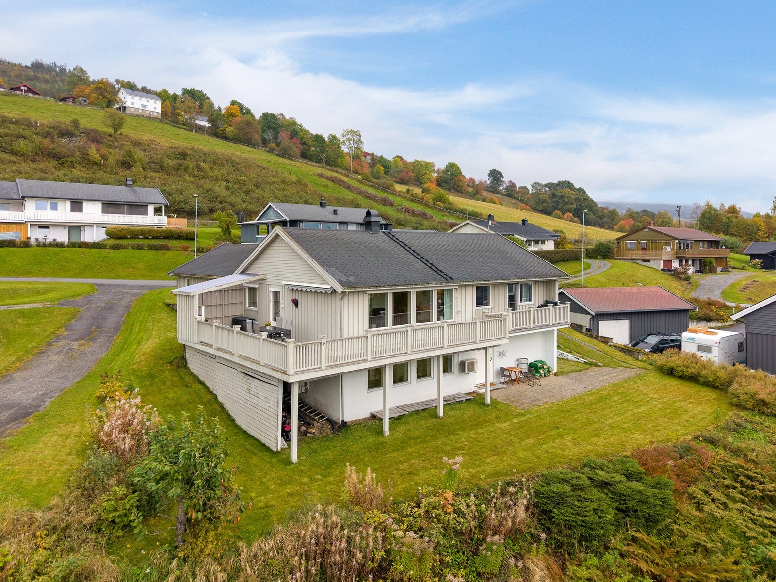 Pen opparbeidet tomt med plen på flere sider av huset og god plass til lek, hagearbeid eller sosiale sammenkomster. Galleribilde