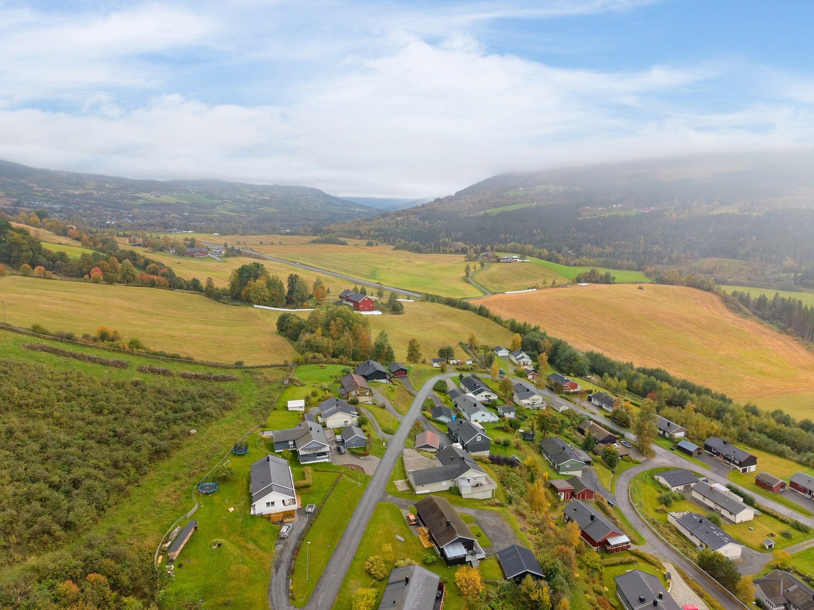 Her ligger alt til rette for et trygt og barnevennlig oppvekstmiljø - med god plass for lek og moro. Galleribilde