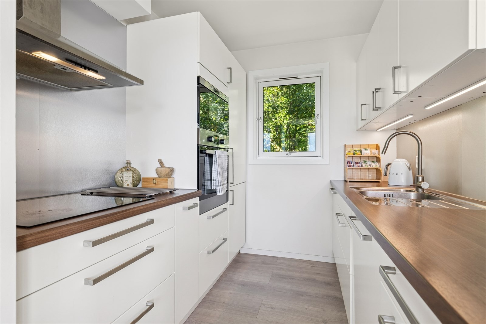 Flott kjøkken fra 2012 med integrerte hvitevarer Galleribilde