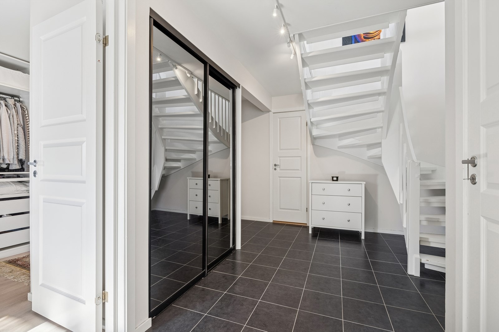 Entrè med skyvedørsgarderobe Galleribilde