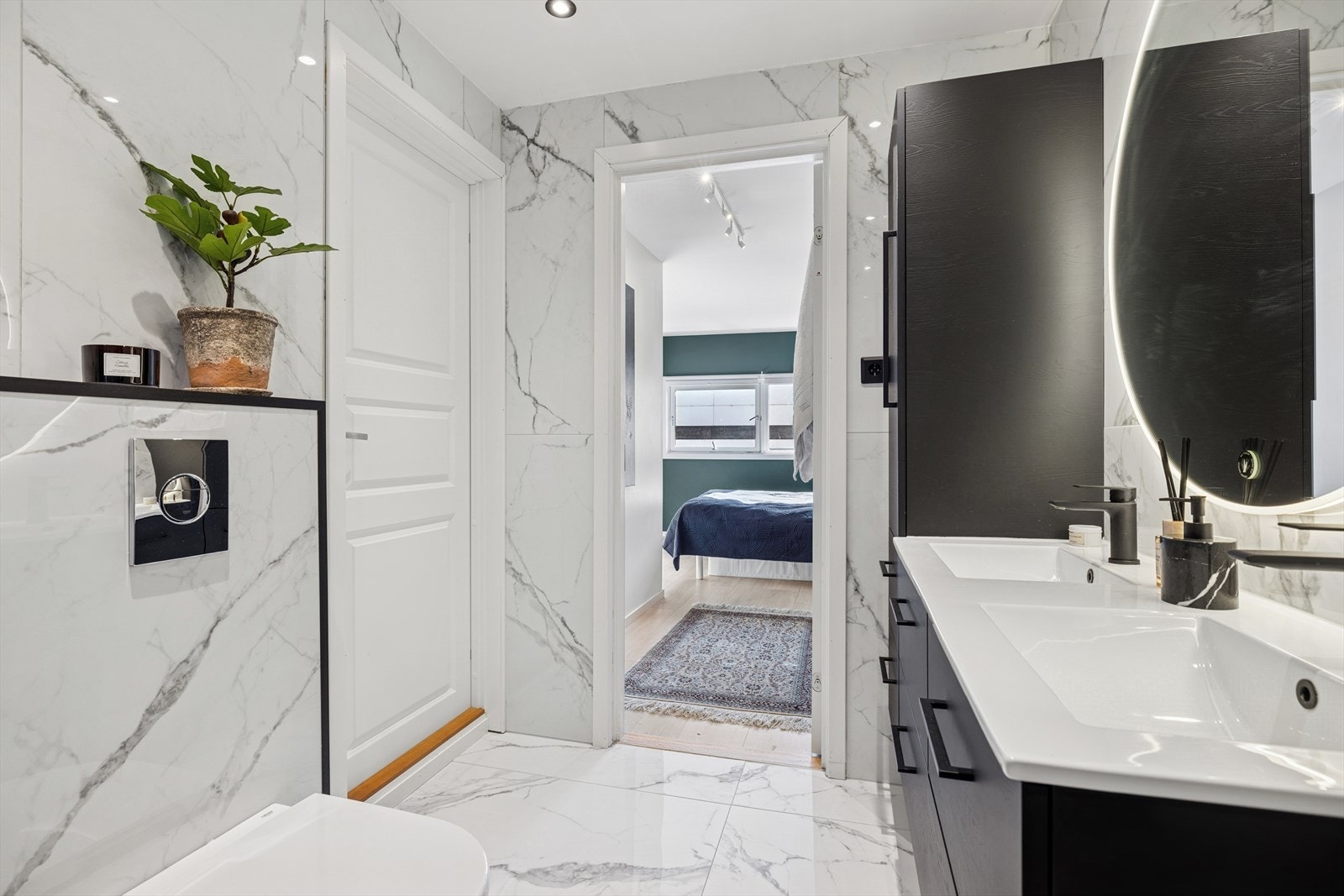 På badet er det vegghengt toalett, dusjnisje og baderomsinnredning med 2 servanter. Galleribilde