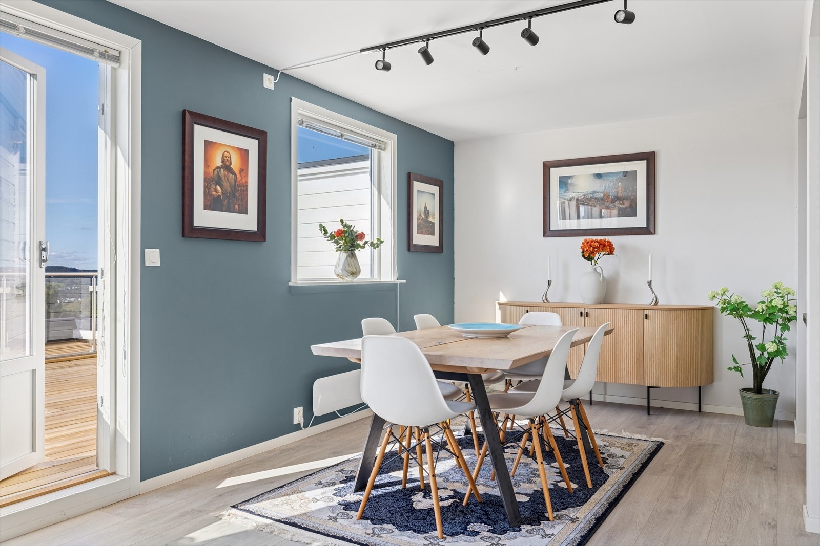 Fra stuen er det utgang til stor solrik terrasse Galleribilde