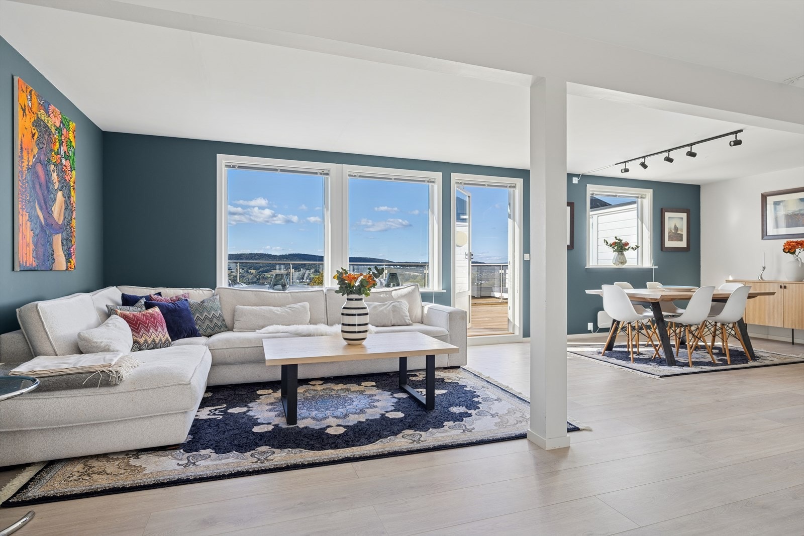 Stuen har gode lysforhold fra store vindusflater Galleribilde