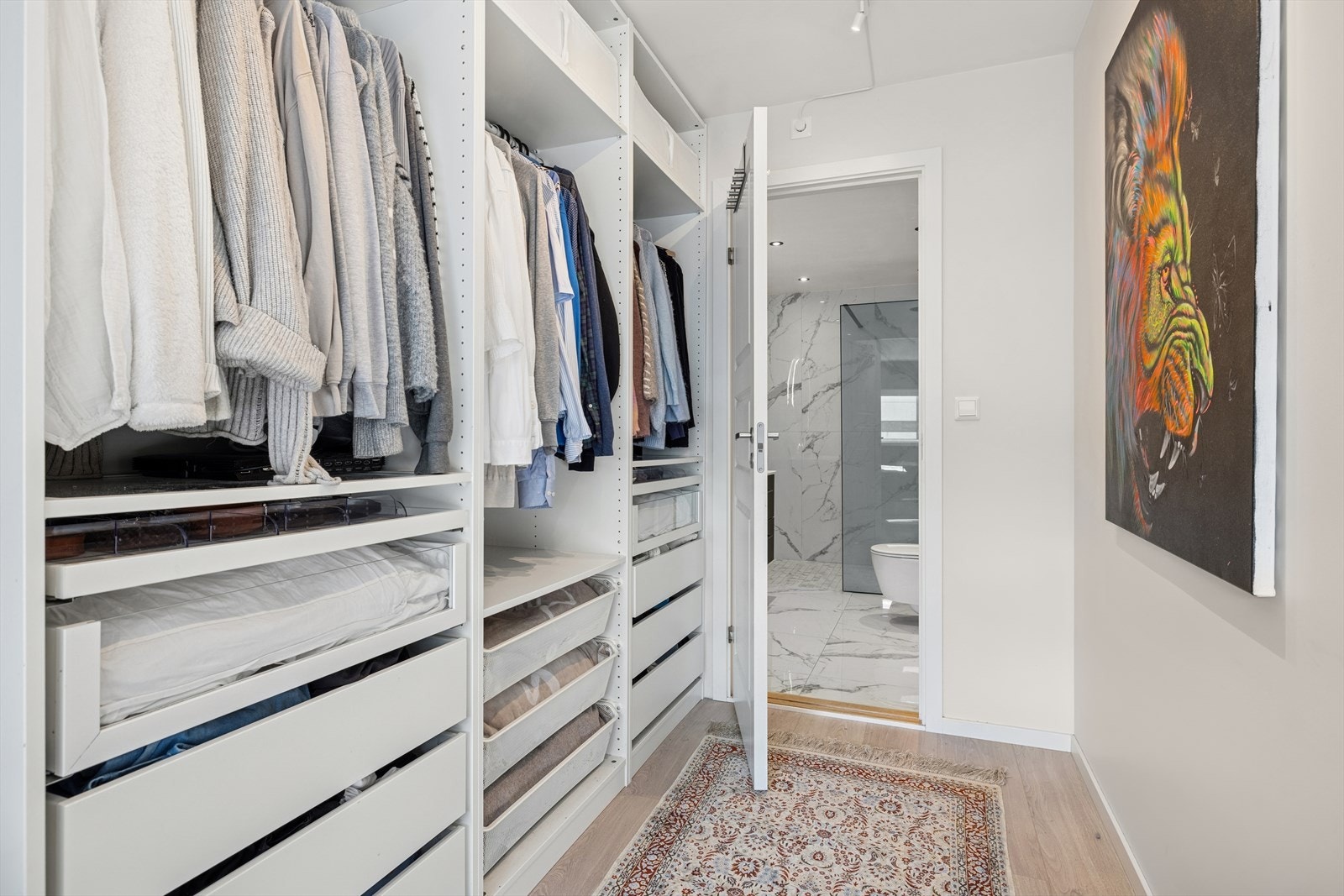 Walk in closet i forbindelse med hovedsoverom Galleribilde