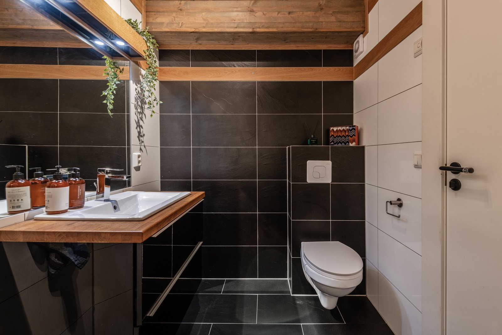 Et lyst og moderne bad som gir god komfort og brukervennlighet. Hovedbadet i første etasje er utformet i samme stil som baderommet på hovedsoverommet. Galleribilde