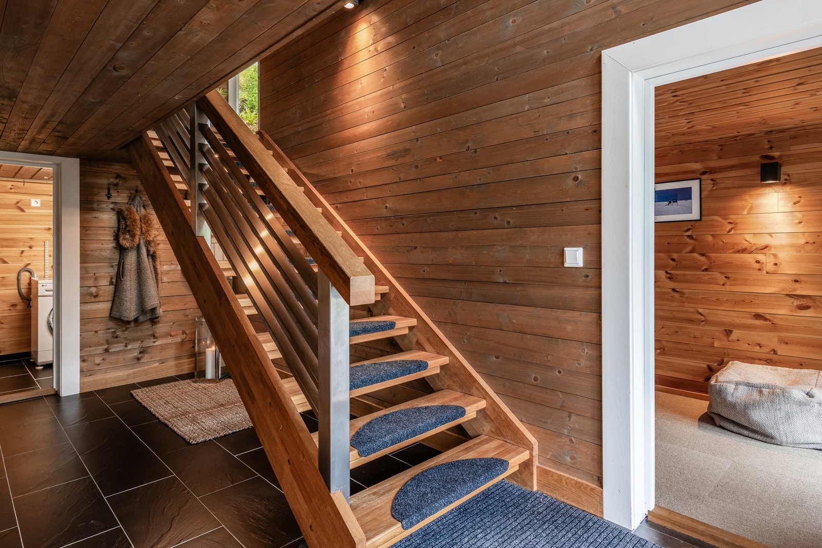 I underetasjen er det tilgang til to rom som i dag er innredet som soverom, bad, vaskerom som videre fører til kjellerstue og sportsbod. Merk at kjellerstuen ikke er godkjent til varig opphold, og at det er lav takhøyde på rommene innredet til soverom. Galleribilde