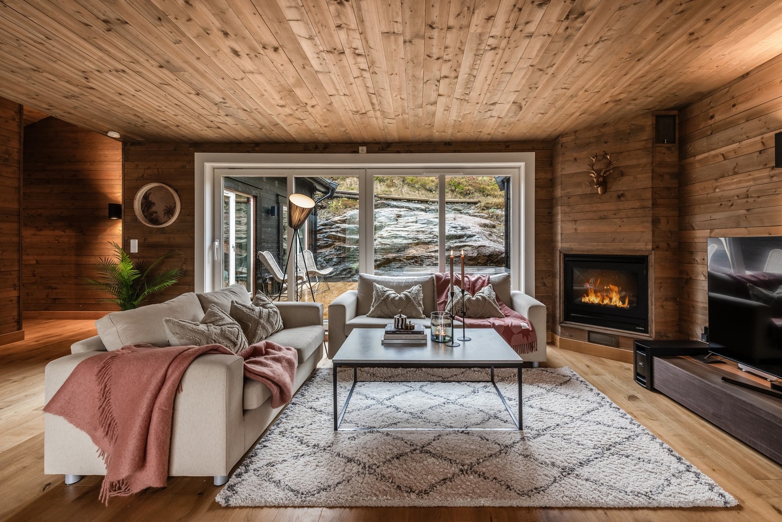 Store vindusflater gir rikelig med naturlig lys. Galleribilde