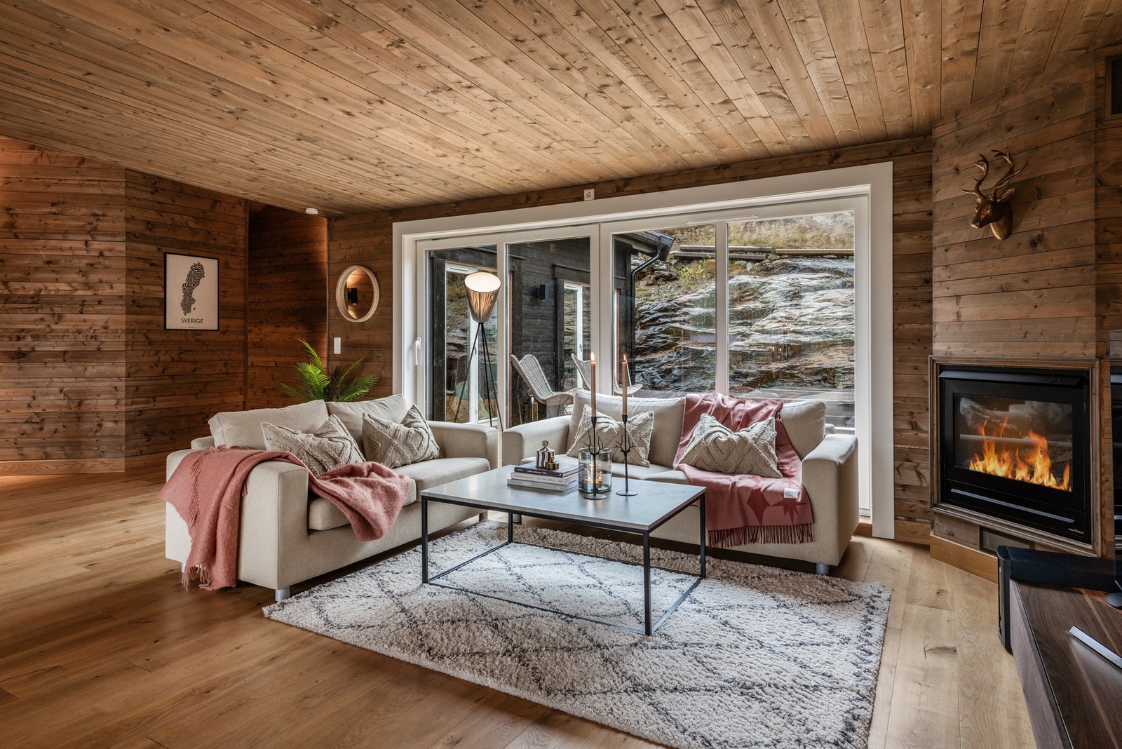 En koselig og innbydende stue som forener funksjonalitet med ekte hyttekos. Galleribilde