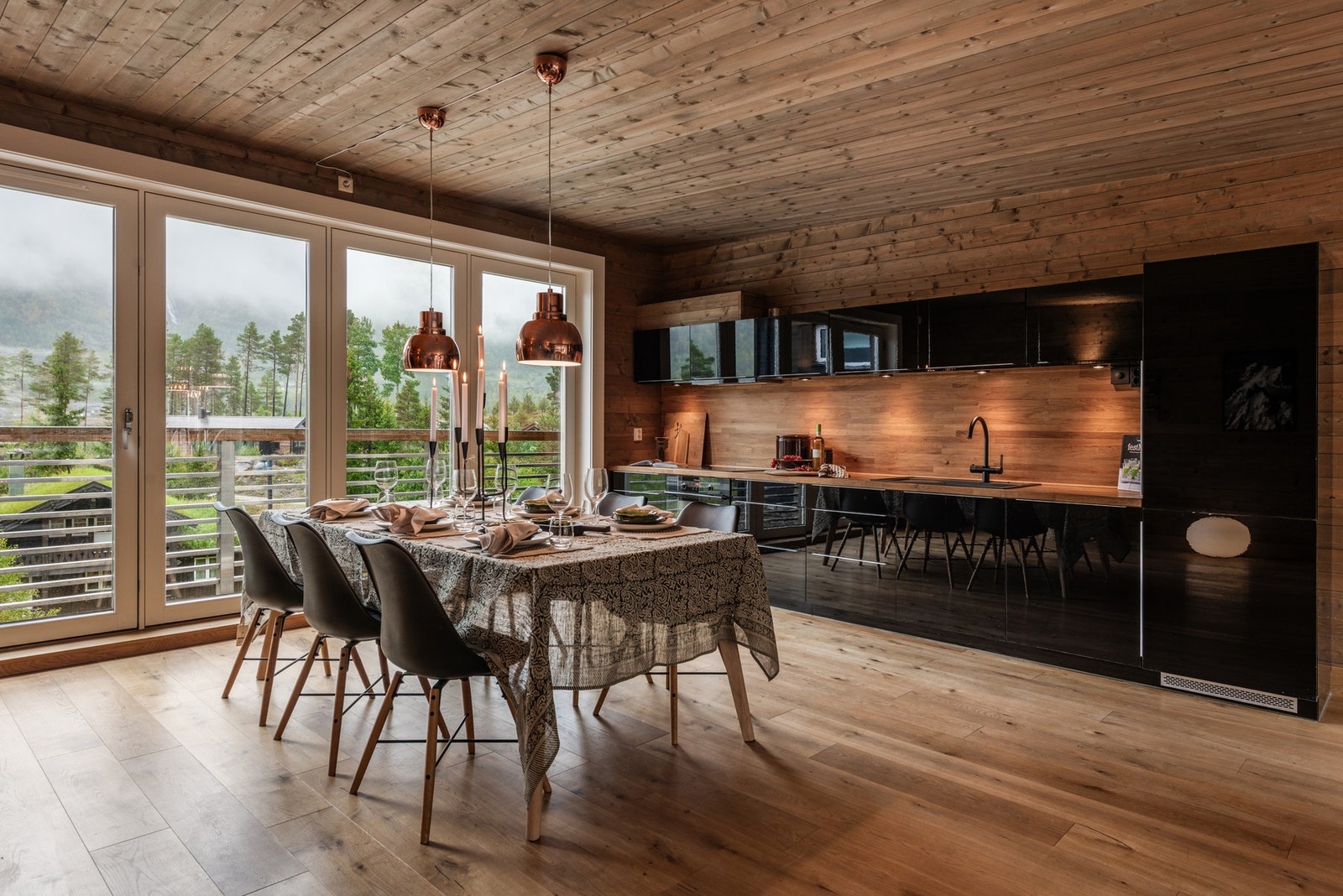 Det elegante kjøkkenet ligger i åpen løsning mot spisestue, et praktisk og gjennomført kjøkken. Galleribilde