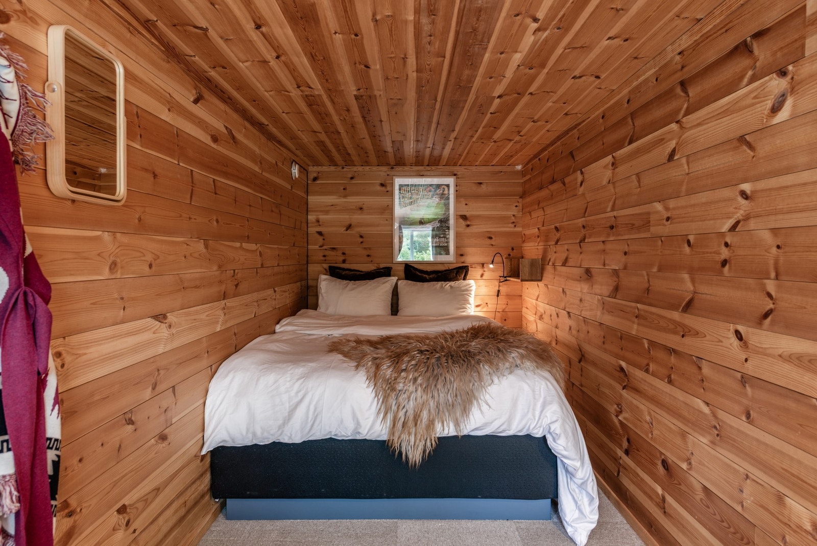 Rom i underetasje innredet med dobbeltseng og plass til annen innredning. Galleribilde