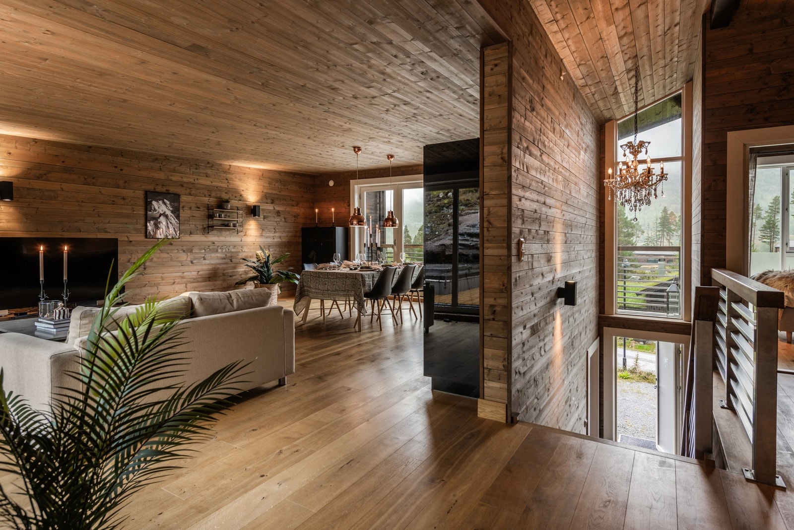 I hovedetasjen møtes du av åpne løsninger, generøs takhøyde og kvalitetsmaterialer med en varm og hjemmekoselig atmosfære. Galleribilde