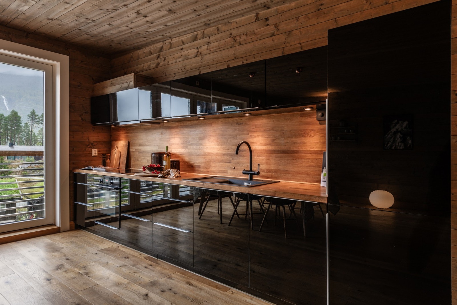 Kjøkkeninnredningen består av glatte fronter i laminat/finer og benkeplate i heltre. Galleribilde