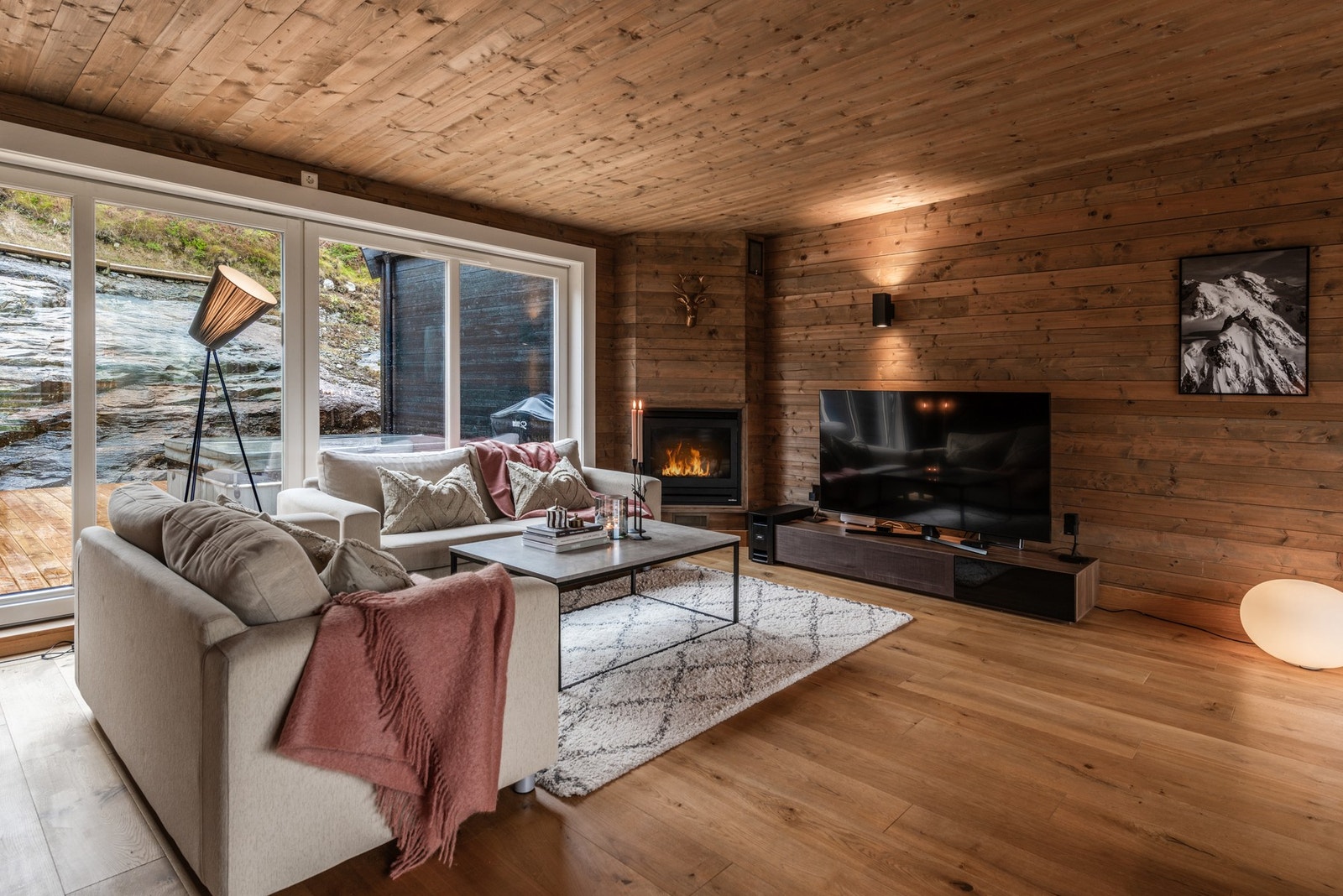 God plass til sittegrupper og salonger, med elegant gasspeis for ekstra hygge og avslapning. Galleribilde