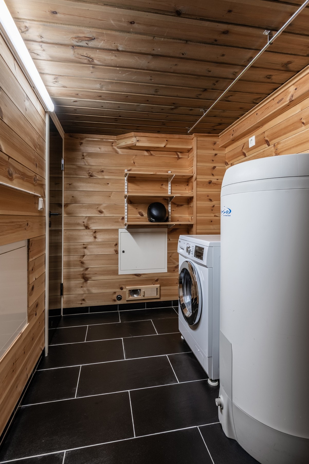 God lagringsplass med opplegg for vaskemaskin. Galleribilde