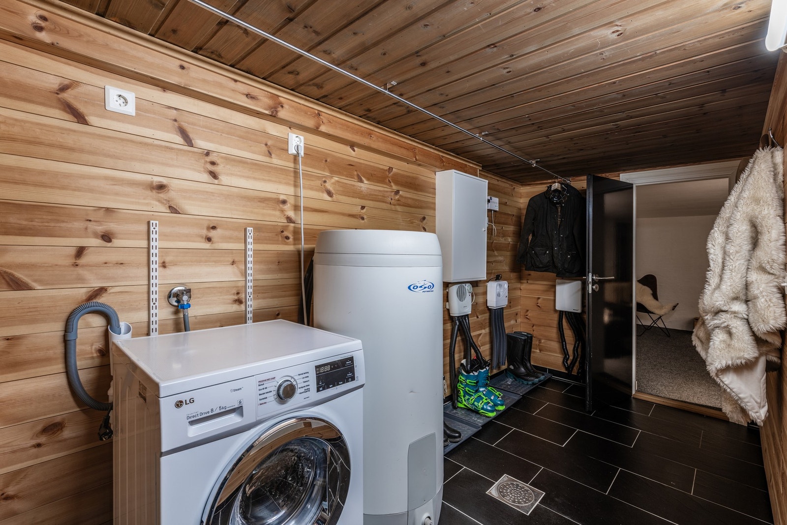 Romslig og praktisk vaskerom/teknisk rom med god plass til å henge fra seg yttertøyet og sette skoene til tørk. Galleribilde