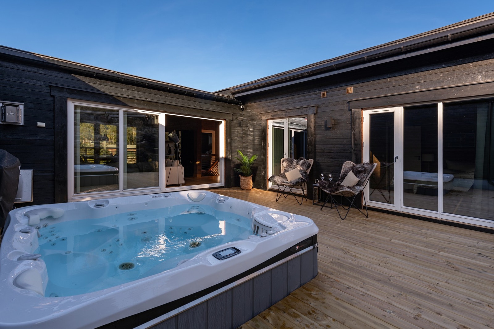 Stor og solrik terrasse på ca. 30 kvm (terrassebord nye i 2025) med jacuzzi og ingen innsyn. Om ikke dette frister, så vet ikke jeg. Galleribilde
