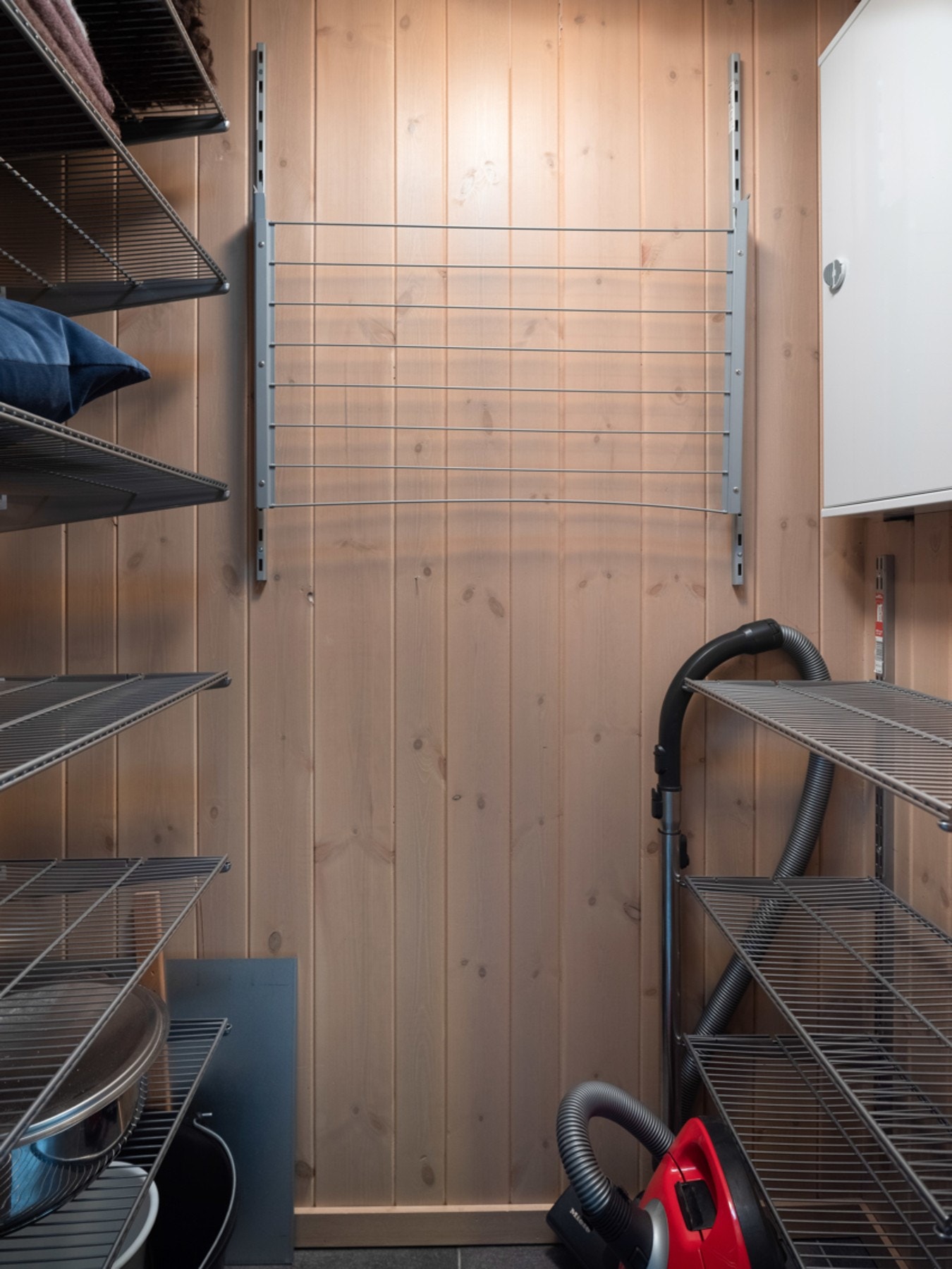 Bod med praktisk oppbevaringsløsning Galleribilde