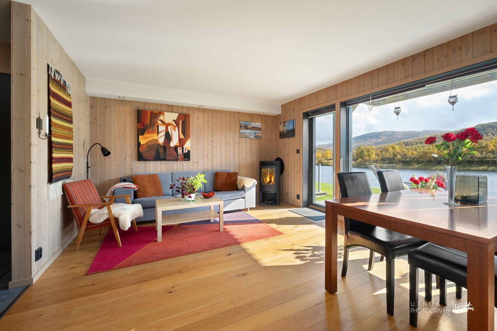 Åpen løsning mellom kjøkken og stue/spisestue Galleribilde