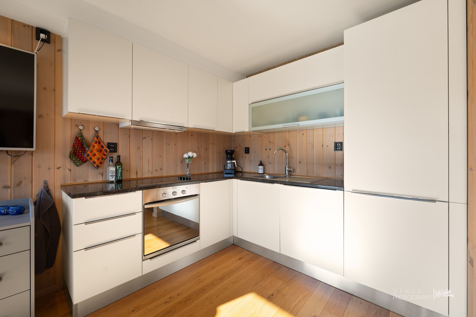 Kjøkkenet er lyst og praktisk Galleribilde