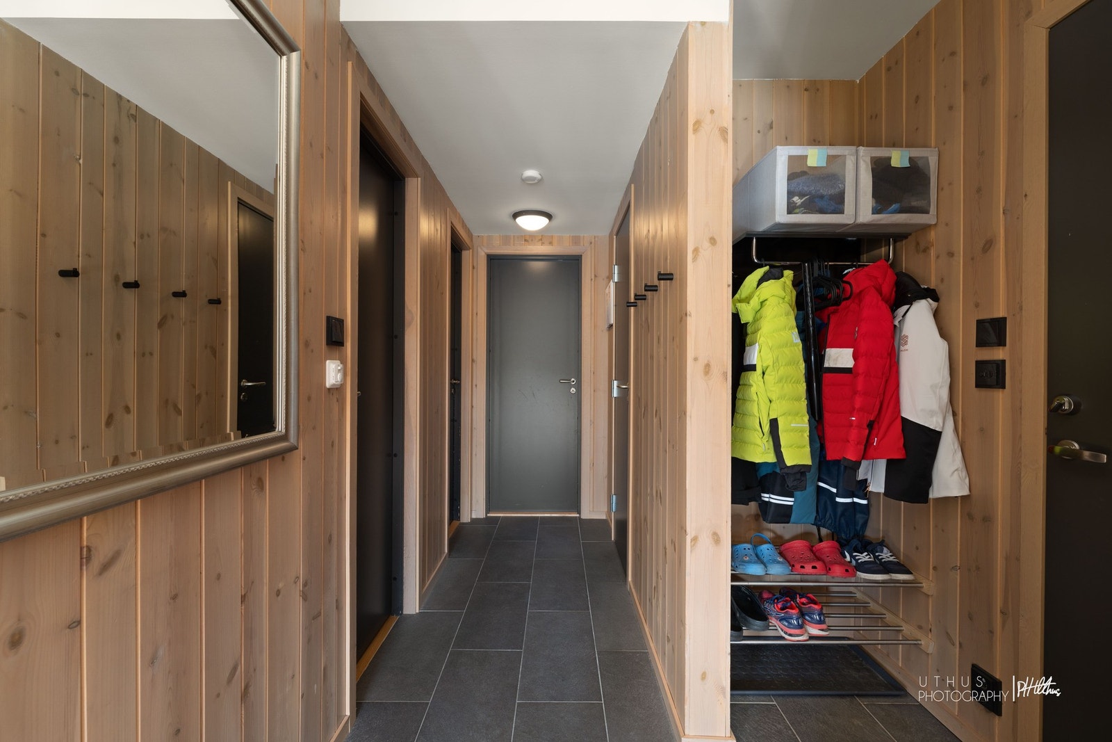 Romslig entré med flislagt gulv Galleribilde