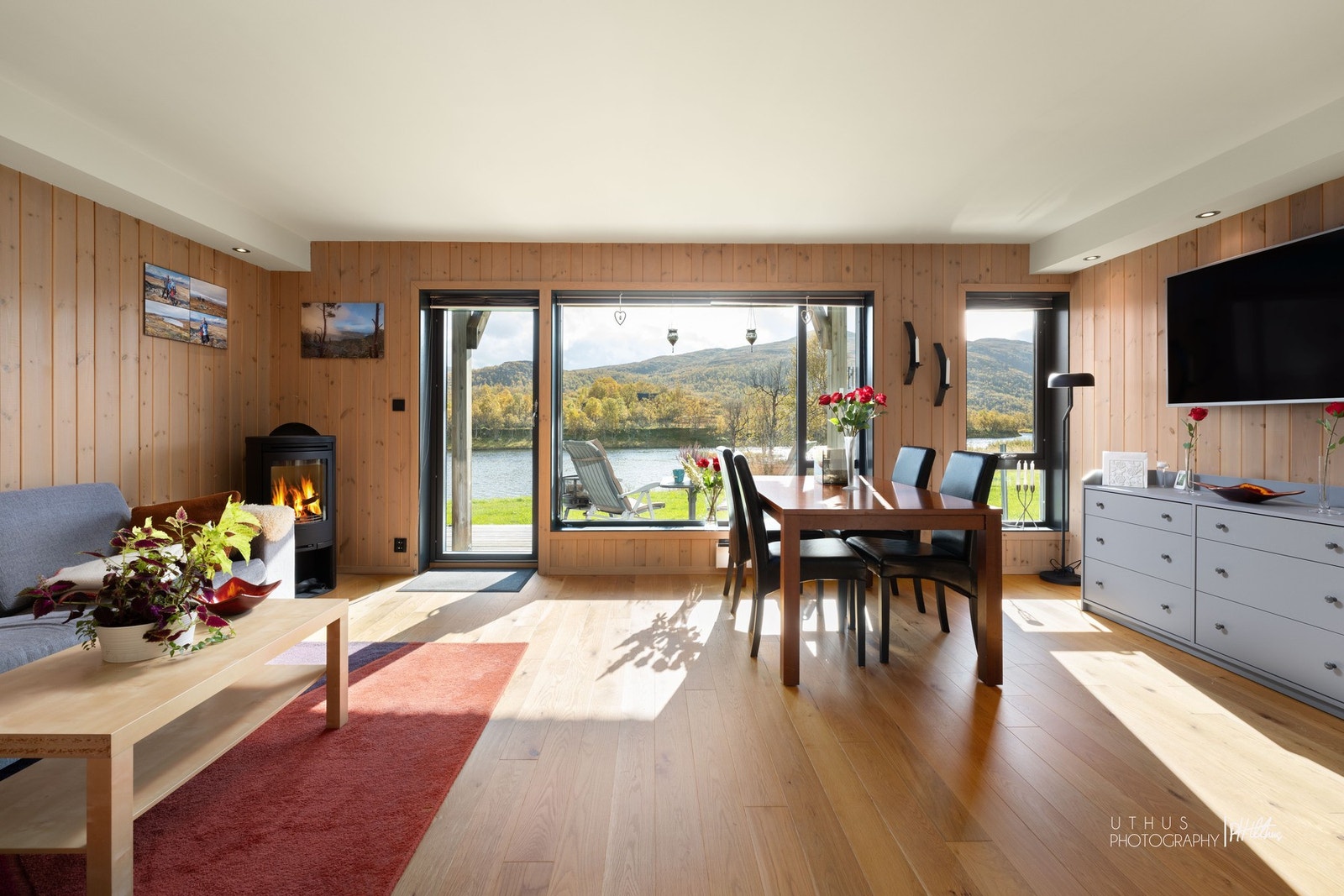 Stuen har peis som varmer godt på kalde vinterdager Galleribilde