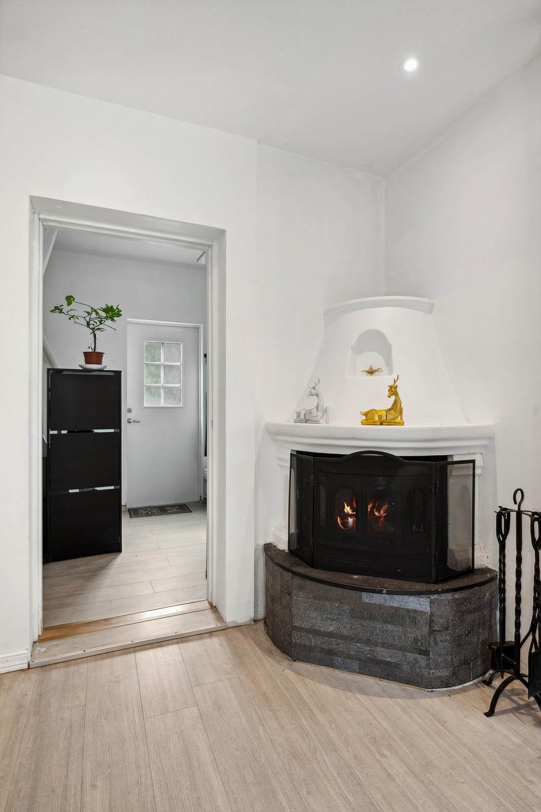 Det er vedovn i stuen som avgir god varme på kalde dager. Galleribilde