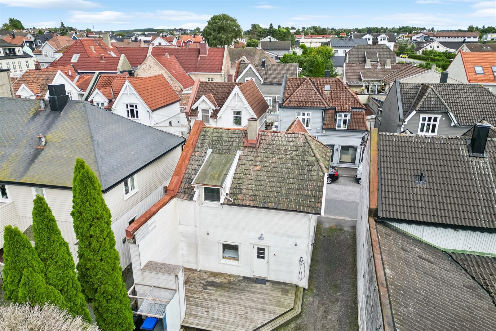 Eiendommen har en fin og meget sentral beliggenhet midt i Sellebakk sentrum. Her har du alt du trenger like uten for døren. Galleribilde