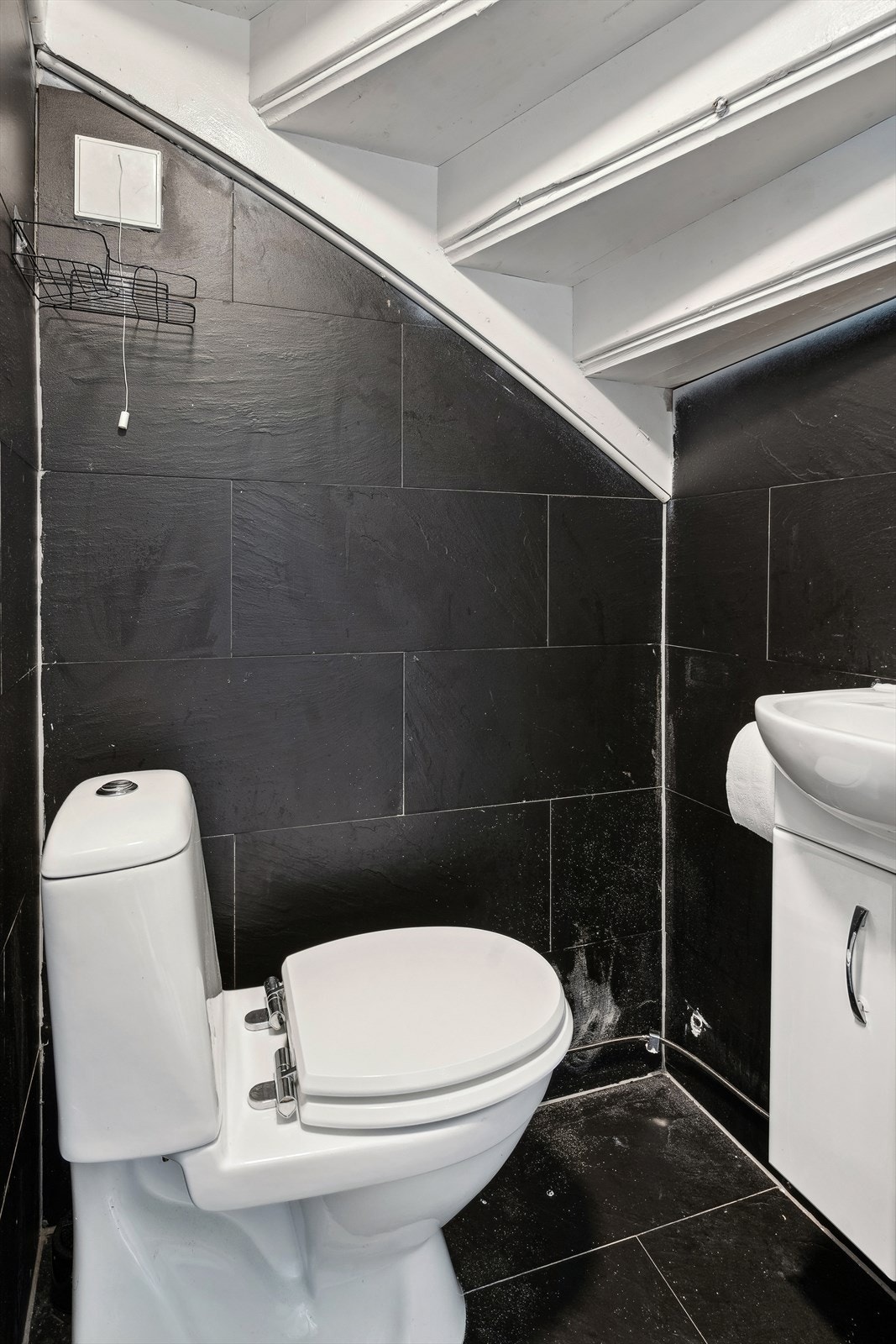 Boligen har eget toalettrom, som er beliggende i første etasje, og er innredet med toalett og servant. Et praktisk rom ved besøk! Galleribilde