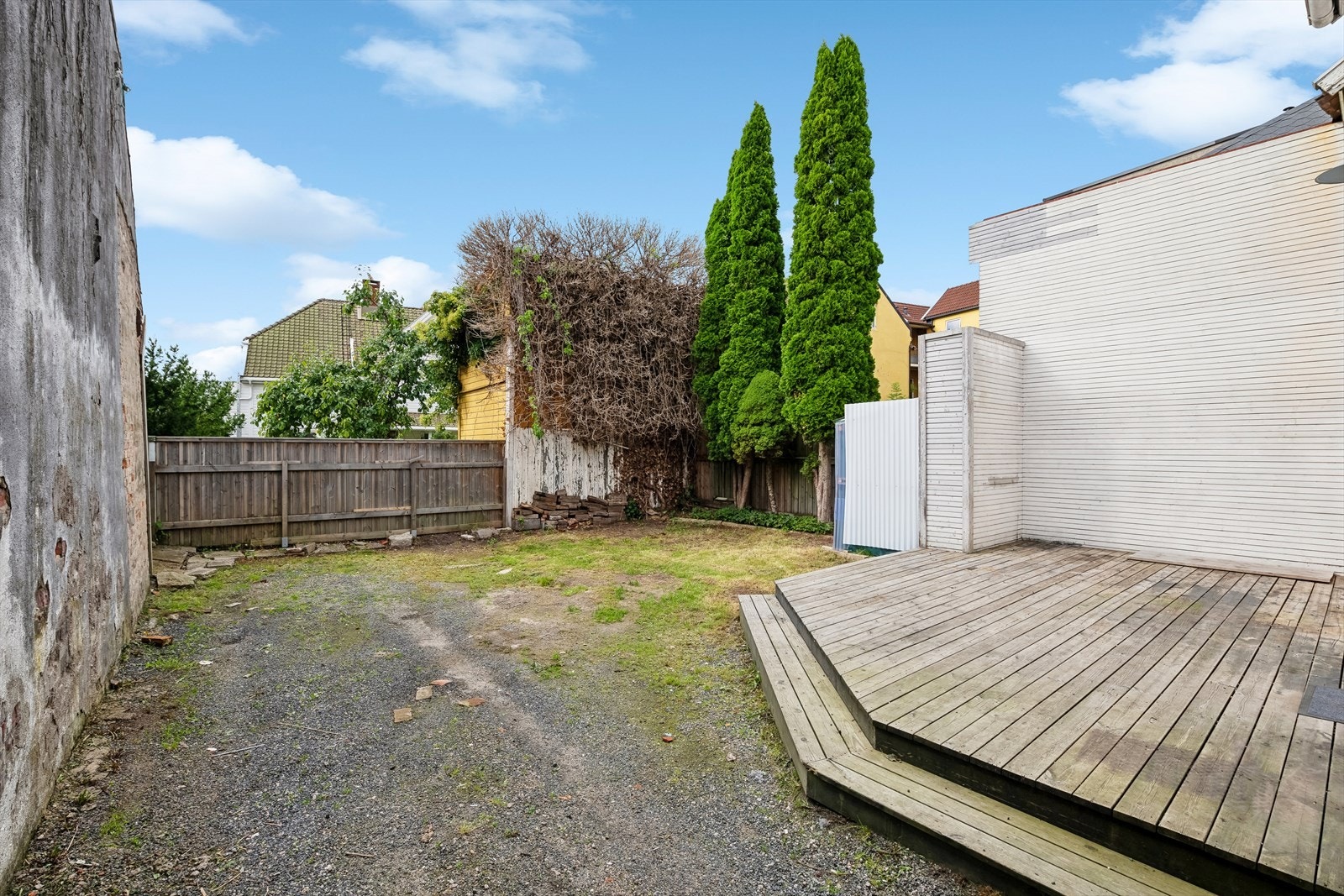 Tomten er opparbeidet med parkeringsmuligheter og terrasse. Galleribilde