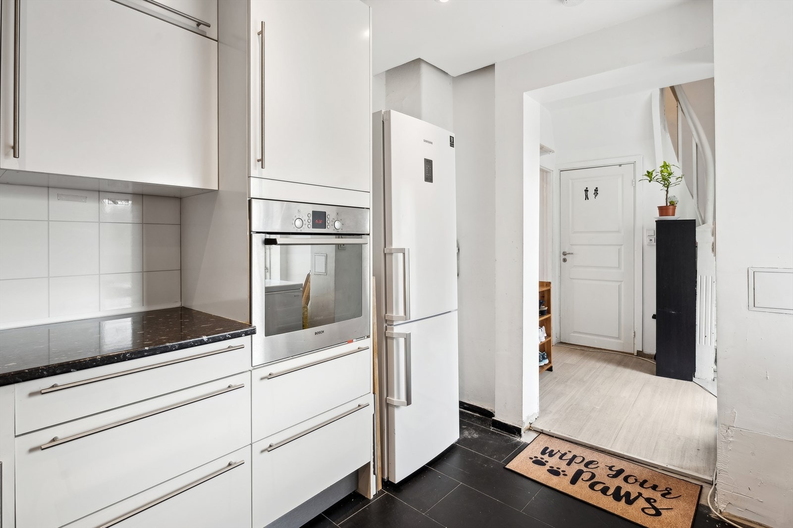 Videre er kjøkkenet utstyrt med plass til koketopp, stekeovn, frittstående kjøleskap og frys. Se pkt. innbo og løsøre for nærmere informasjon om hvilken hvitevarer som medfølger. Galleribilde