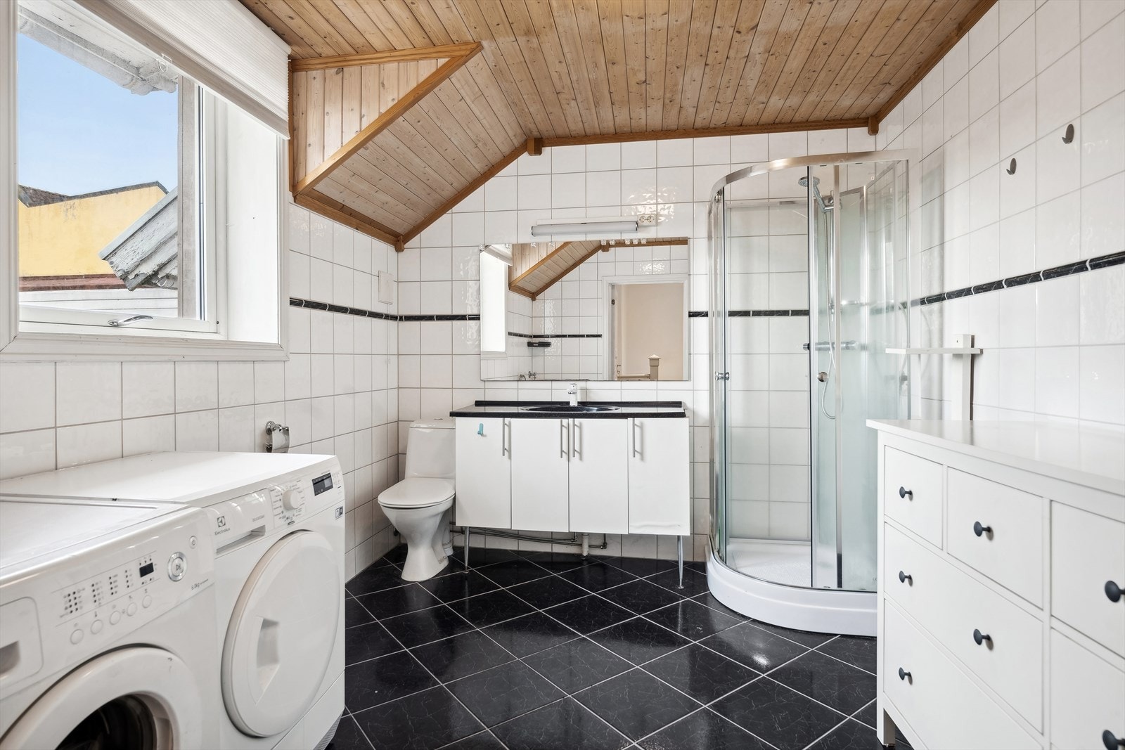 Boligen har et bad og et toalettrom. Galleribilde