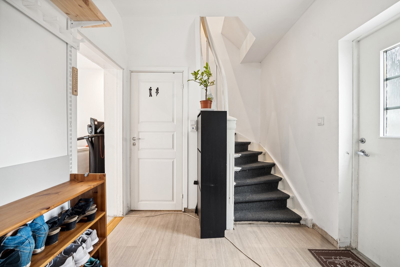 I entrèen er det trapp som fører deg opp i boligens andre etasje. Galleribilde