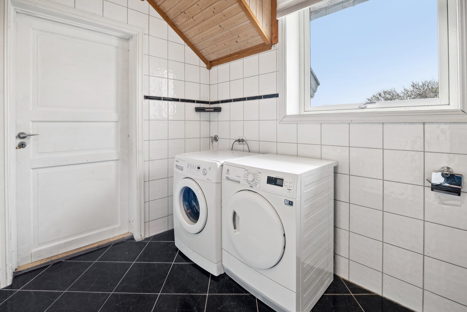 Det er opplegg for vaskemaskin på badet her og plass til tørketrommel. Galleribilde