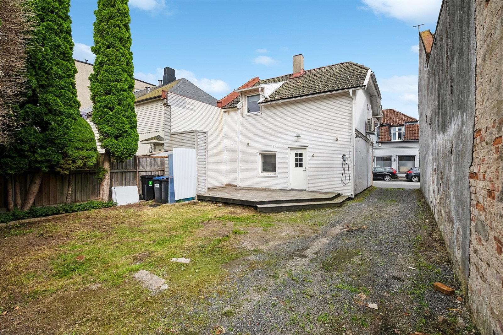 Det er adkomst til boligen fra bakkeplan, og inn i første etasje. Galleribilde