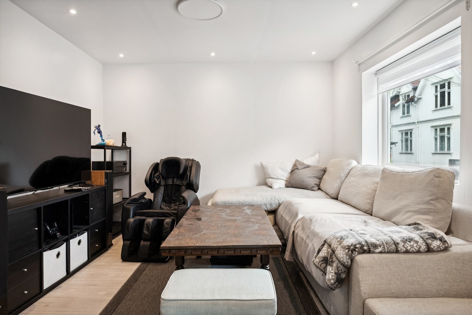 Det er flere vindusflater i stuen som slipper inn naturlig lys, som skaper en god atmosfære i rommet. Galleribilde