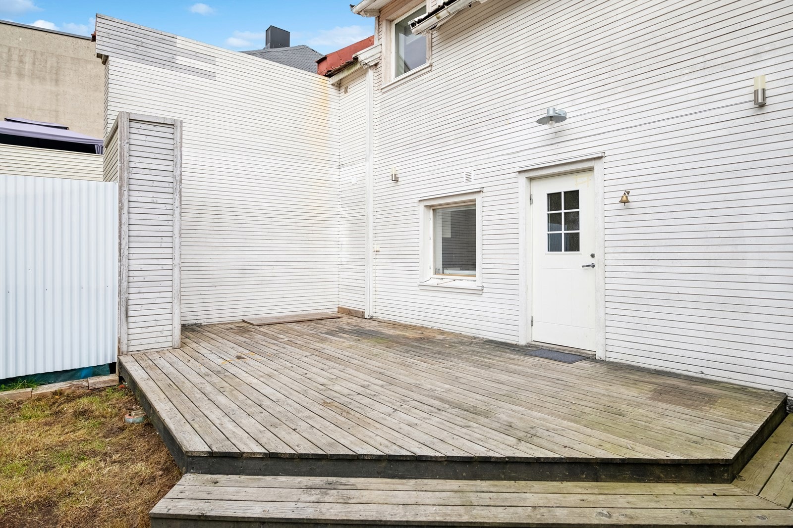 På terrassen er det god plass til å møblere for en hyggelig uteplass, hvor fine dager kan nytes. Galleribilde