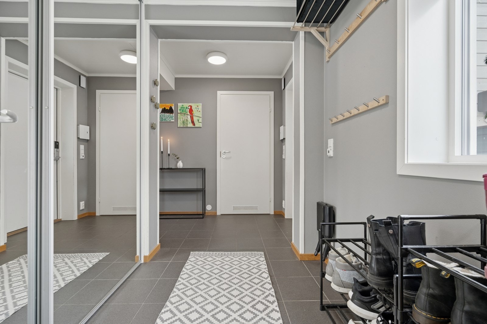 Du ønskes velkommen inn i en hyggelig flislagt entrè med gulvvarme Galleribilde