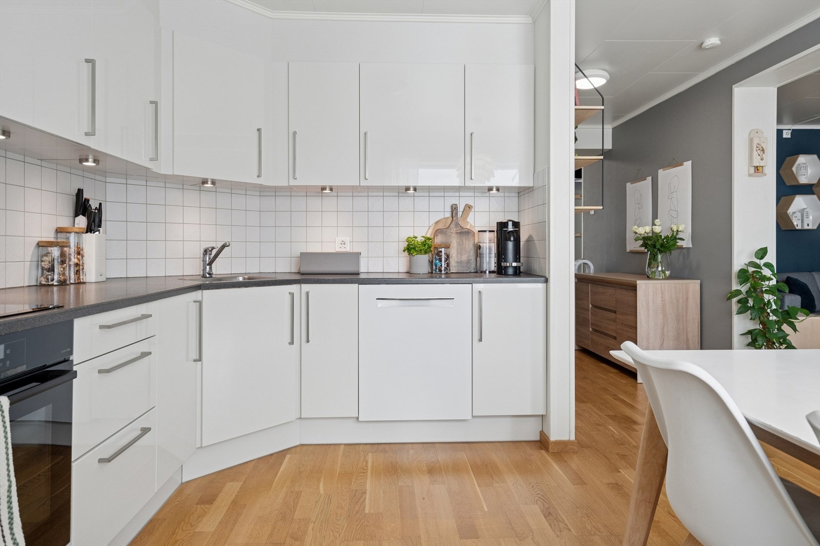 Kjøkkenet er godt utbygget med skap- og benkeplass Galleribilde