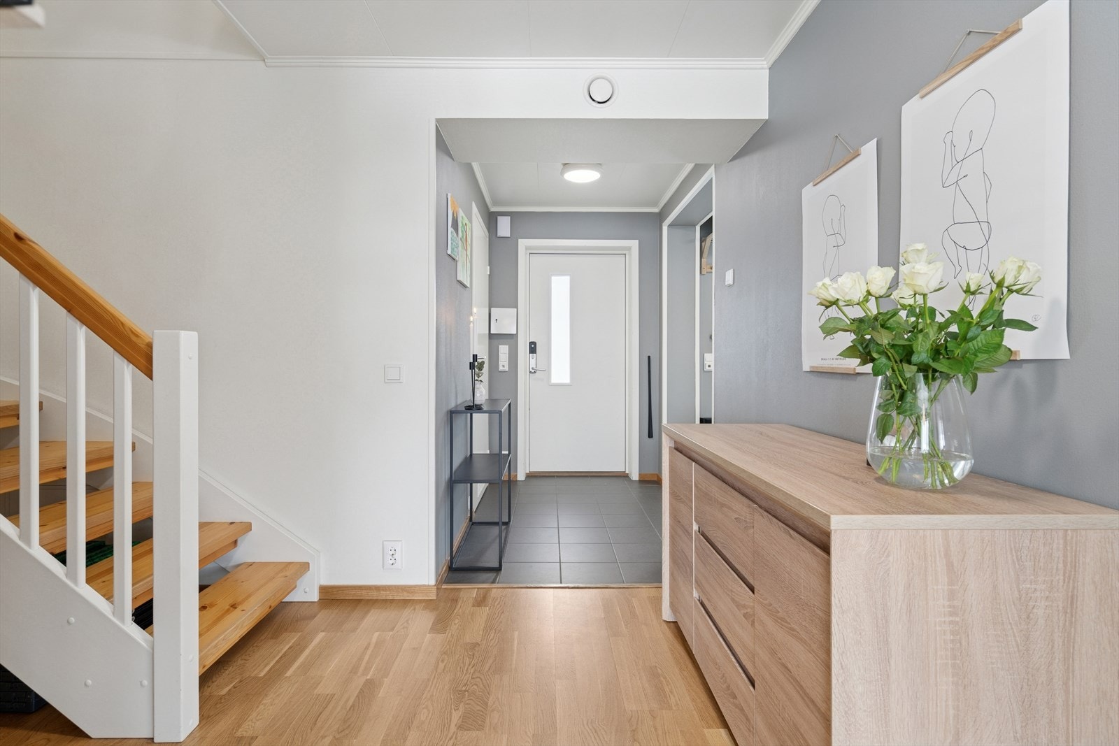 Fra entreen har du videre adkomst badet og til trappehallen Galleribilde